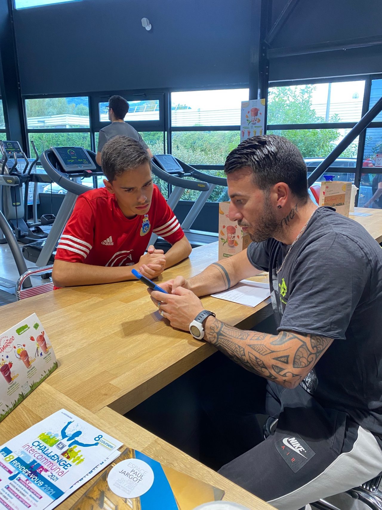 Coach présentant l'application et le programme de Gymnesia à un client